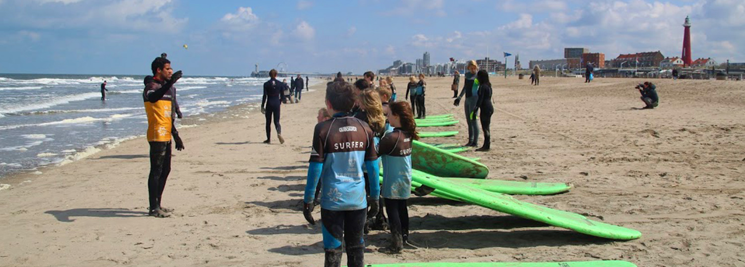 school surfen sportdag op het strand van scheveningen